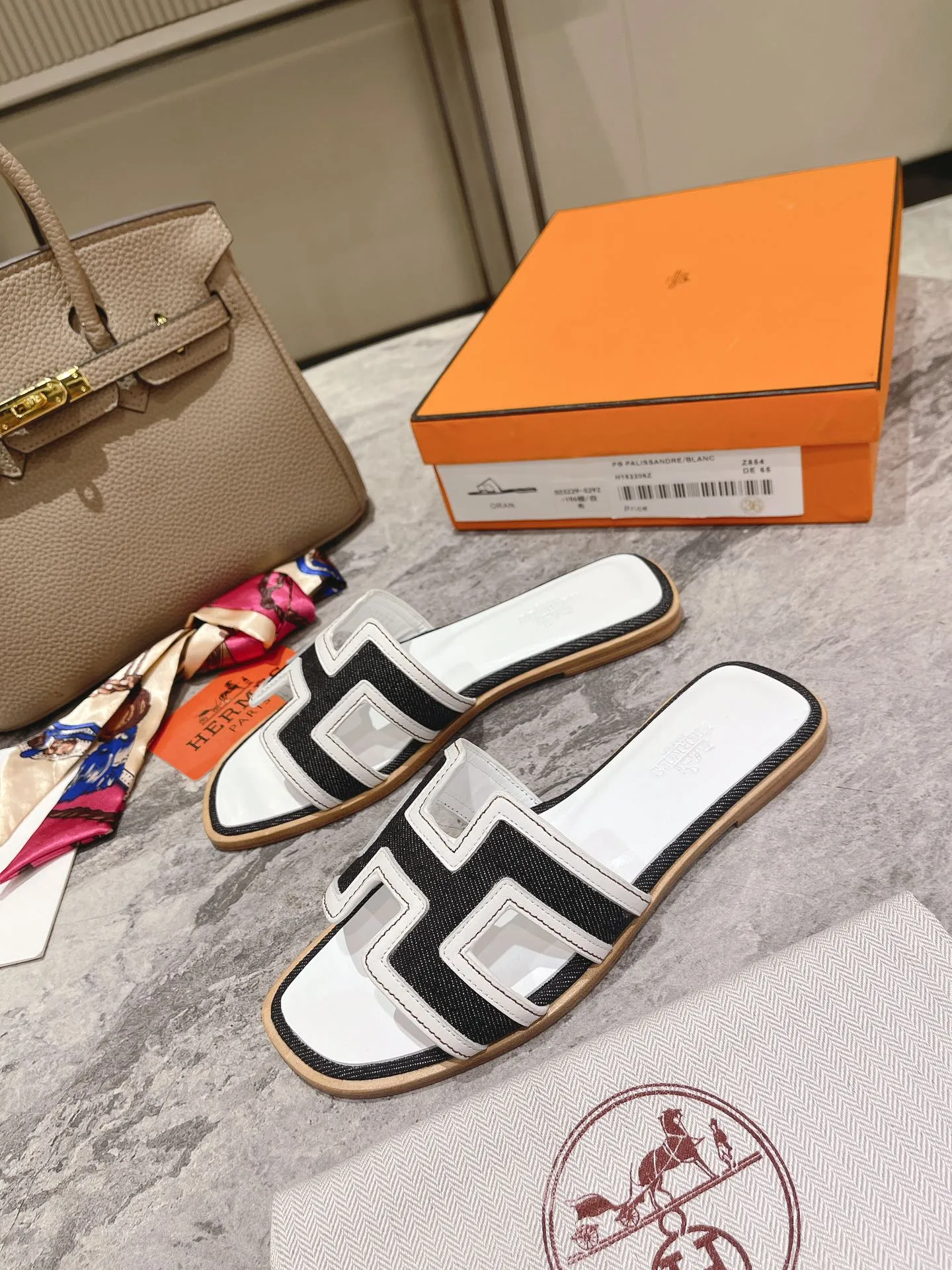 👟👟Ex-factory price 400👟👟 Genuine leather sole +50 New model for early spring, (high-end splicing and oil edge technology) newly revised version (Hermès), upgraded packaging, upgraded version and workmanship materials. Hermes®🔴The highest version of handmade shoes on the market✨✨ Top product Hermès slippers🐎 The new high-end fashion is the same as the original version, purely handmade by masters! ❥High-end customization, the highest version in the industry⚠❥Using: Hermers upper: Italian imported cowhide + original custom-grade Australian sheepskin feet + genuine leather outsole (pursuing top walking comfort) Hermes━━━━━ size: 35-40 (34.41.42 custom-made, non-returnable) Genuine leather sole Rubber sole